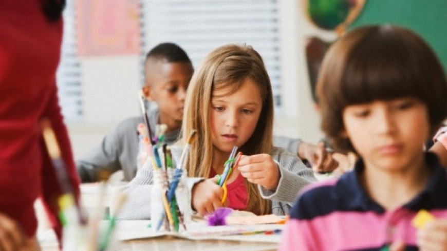 Criança com TDAH em ambiente escolar multidisciplinar