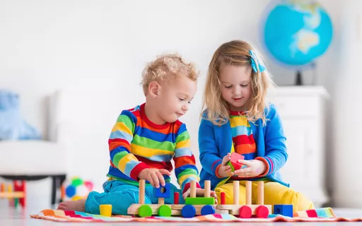 criança autista incluída em brincadeira em meio à outras