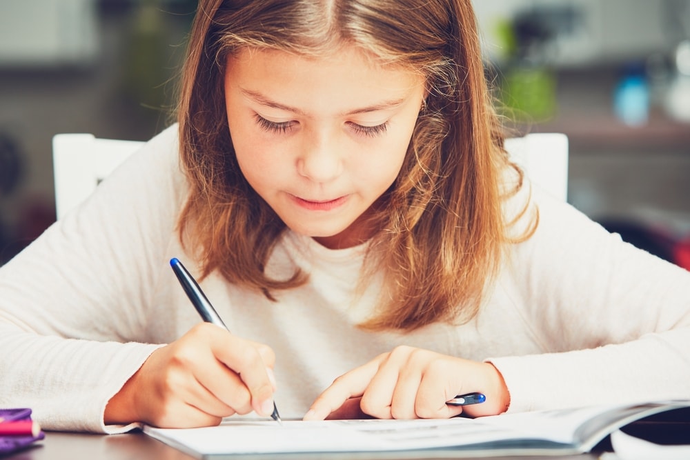 menina lendo com dificuldade de aprendizagem