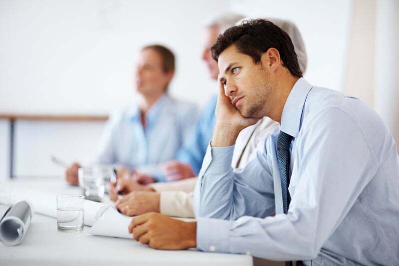 mito do tdah - homem em ambiente de trabalho com expressão e olhar distantes