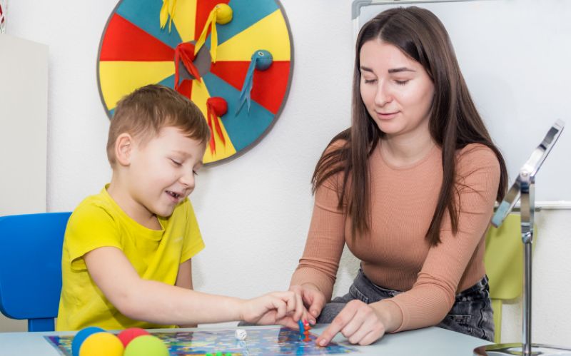 apoiar o desenvolvimento da linguagem em crianças autistas